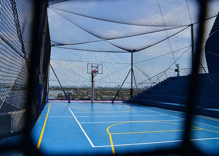 Ein Sportplatz mit Fussballfeld und Basketballfeld komplett eingenetzt